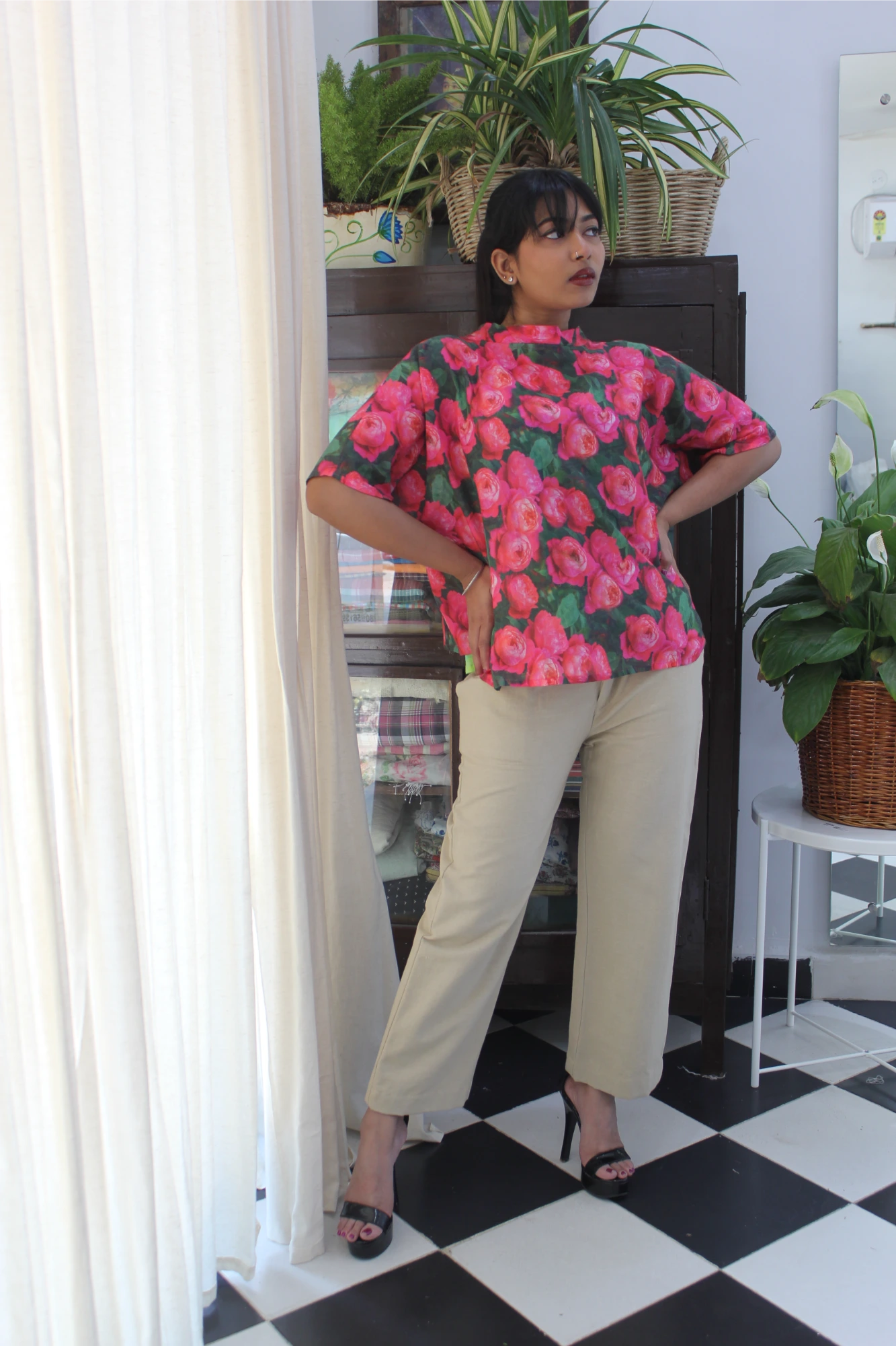Roses print short top